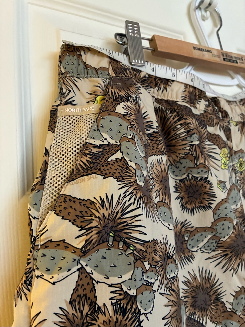 North face shorts - Picture 4 of 7